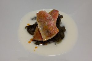 Salmonete con Algas Wakame y Ajoblanco Malagueño